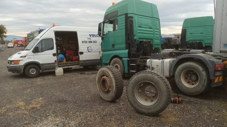Vulcanizare mobila la un cap tractor, cu duba atelier alaturi